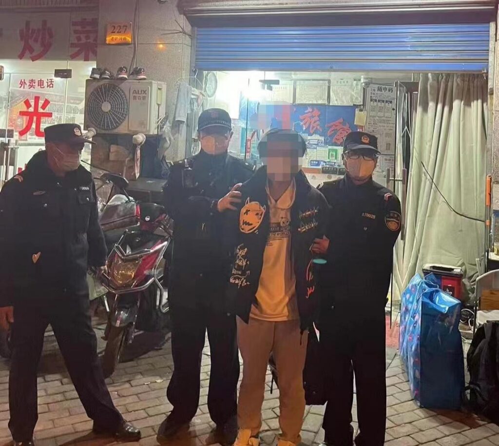 老板好心为男子免单_反遭盗窃