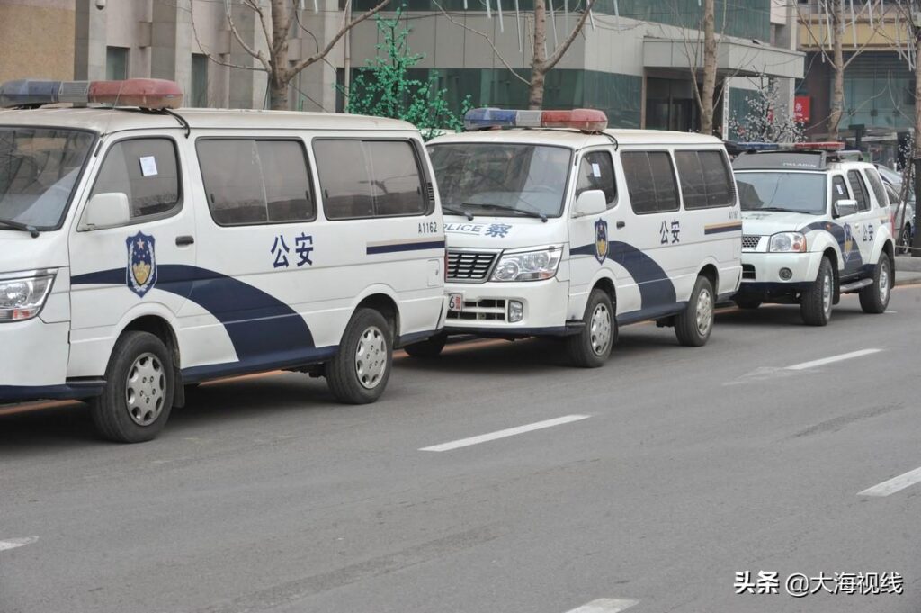 违停的警用车被贴上了罚单_引起了路人的围观