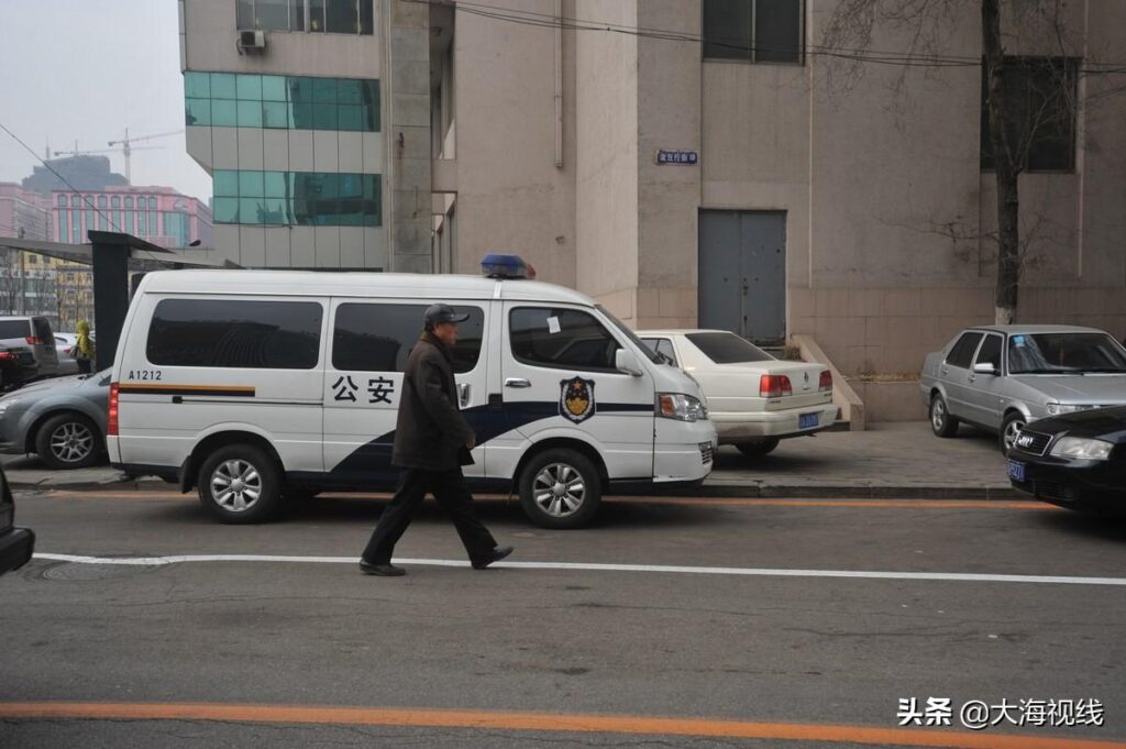 违停的警用车被贴上了罚单_引起了路人的围观