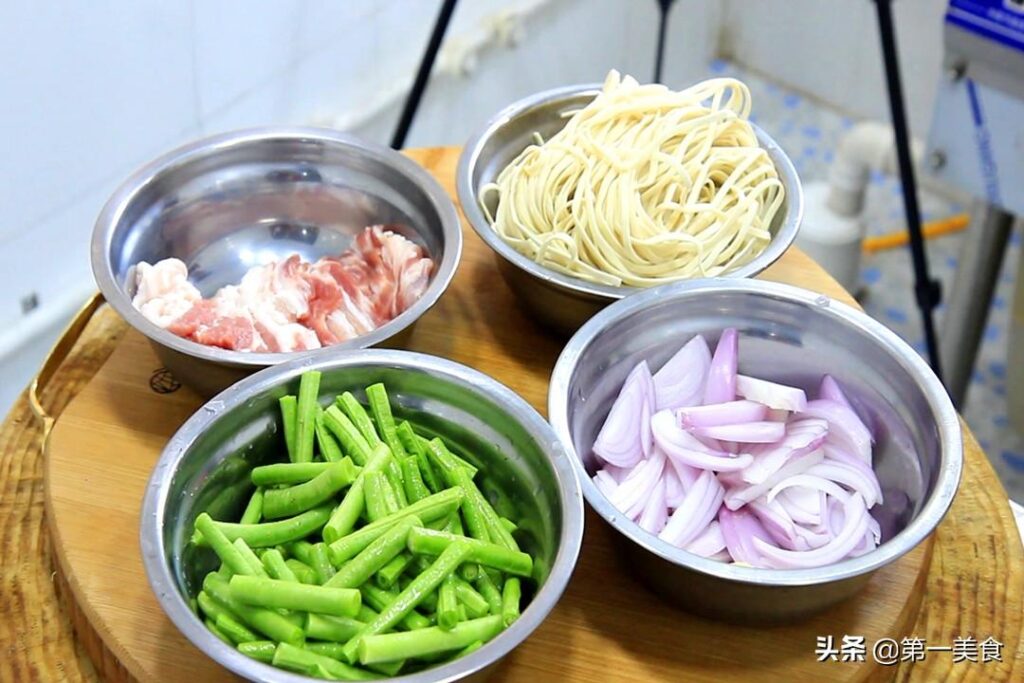 豆角焖面是怎样做出来的_豆角肉焖面的家常做法