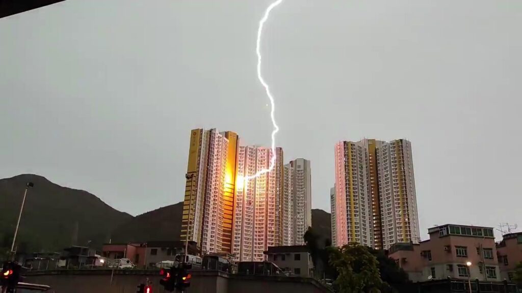 香港一住宅楼_遭雷击_住户惊恐不已