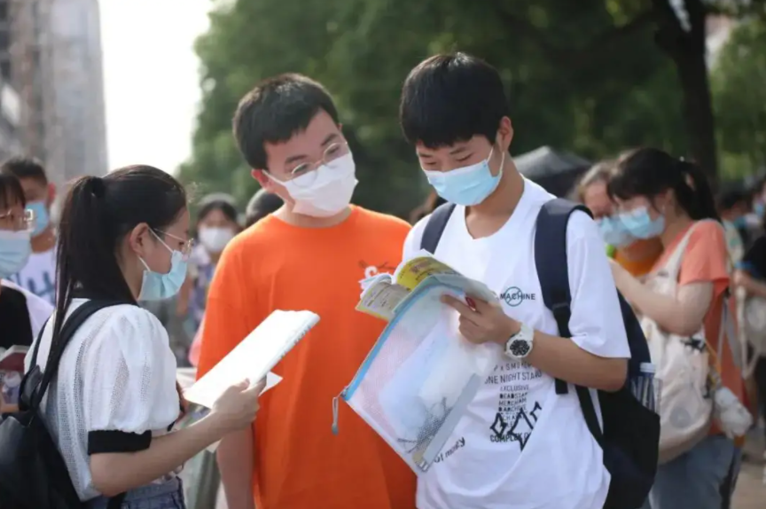 三本学费一年多少_一年学费两万多还读吗