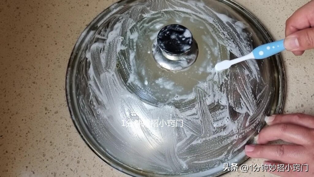 锅盖油污怎么清洗，锅盖油污清洗方法