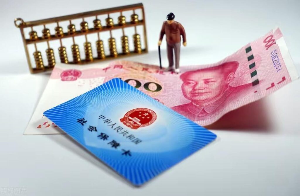 40年共交纳的养老保险金额是多少？40年的工龄退休最少是多少钱?