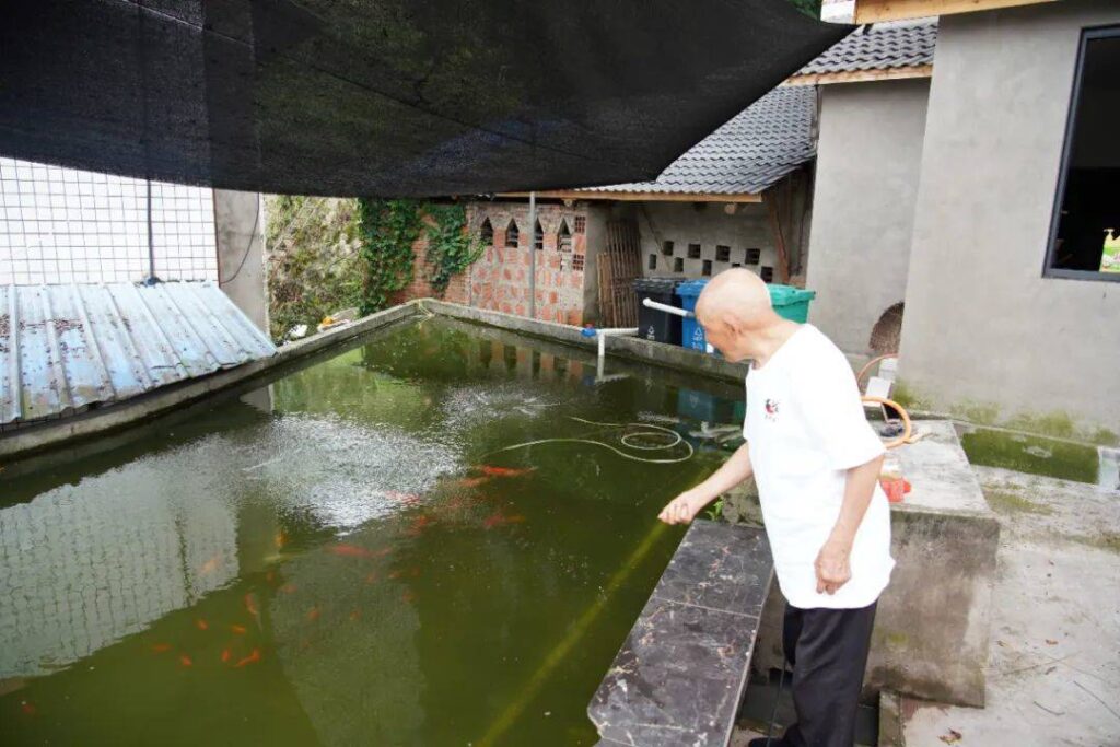 101岁爷爷给55岁孙子雨中送伞