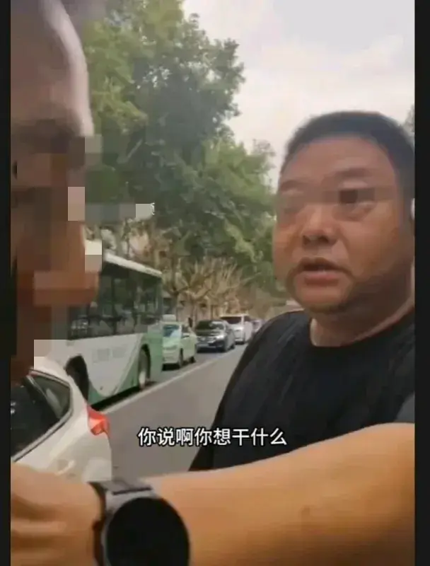 男子闯红灯差点被撞后锁喉车主