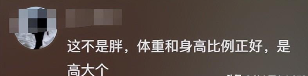 7岁表姐抱6月龄表弟像抱着小巨人