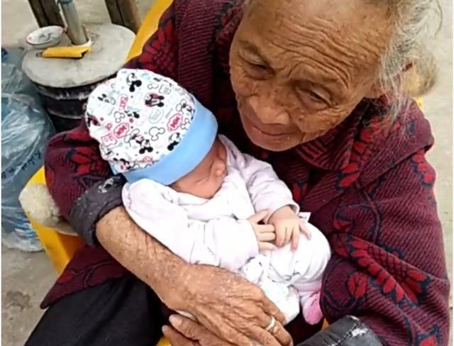 104岁祖姥姥第1次抱小baby满眼宠爱，祖姥姥是什么意思？