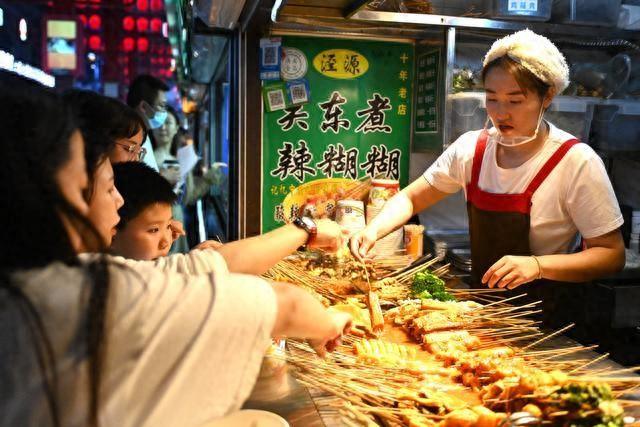 尽享夏日好“食”光 餐饮消费活力足