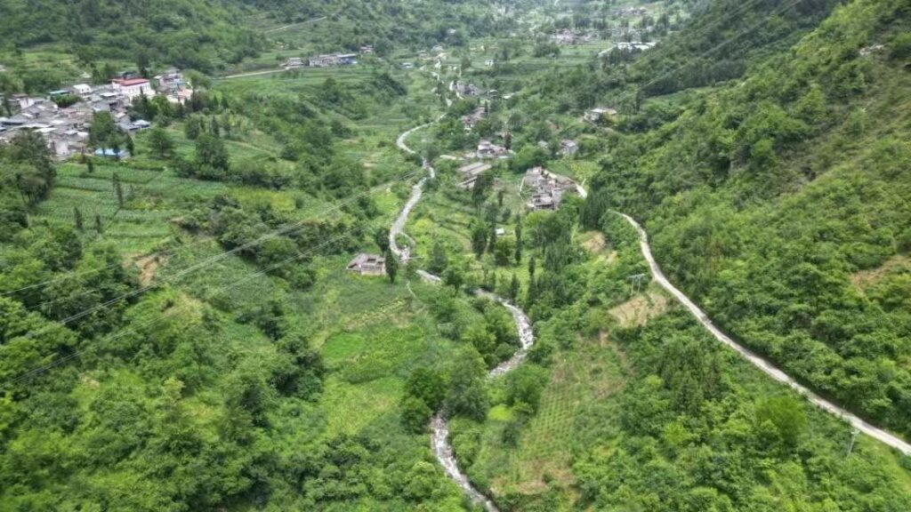 四川雅安暴雨突发山洪 30余人失联，四川雅安暴雨最新消息今天