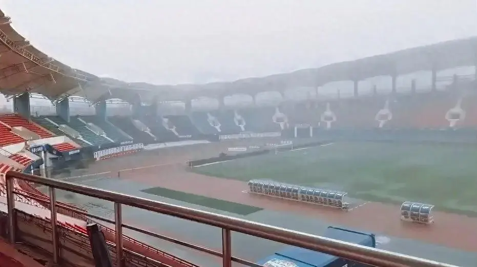 河南多地暴雨 体育场被浇到模糊