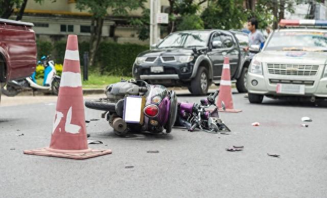 被弟弟开姐姐车撞死人姐姐担责三成，弟弟开姐姐车