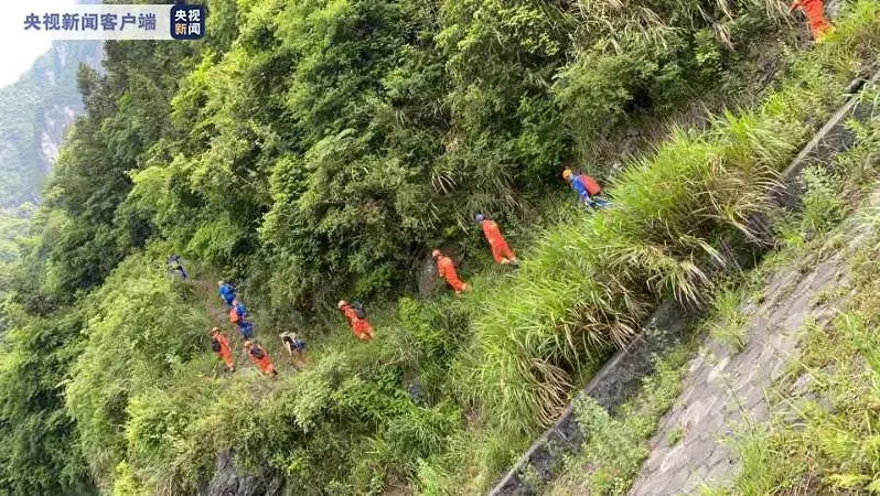 女大学生翼装飞行坠亡画面曝光 回眸一看后直坠数百米