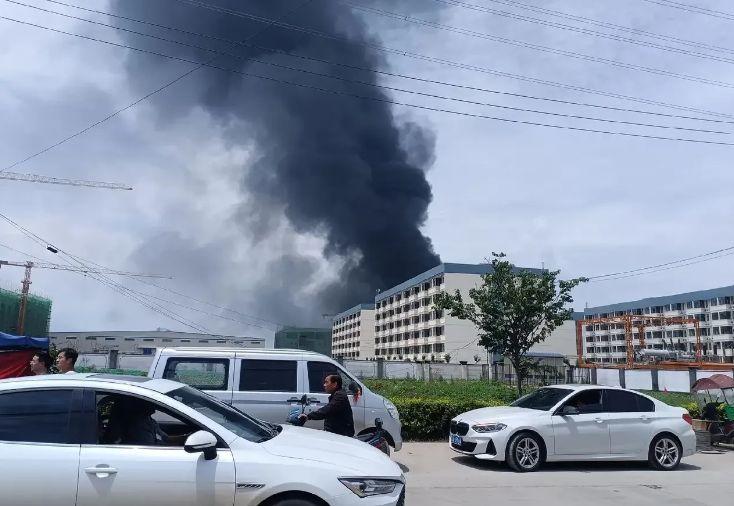 比亚迪工厂起火!黑烟漫天!比亚迪起火爆炸