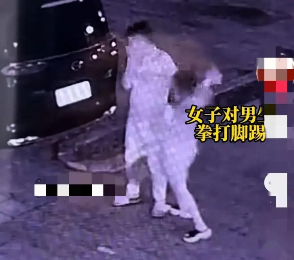 男子街头吵架自扇耳光后铁头碎车窗