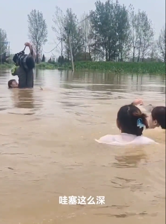 河南南阳多日大雨车主纷纷架高车辆，河南南阳遭遇强降雨