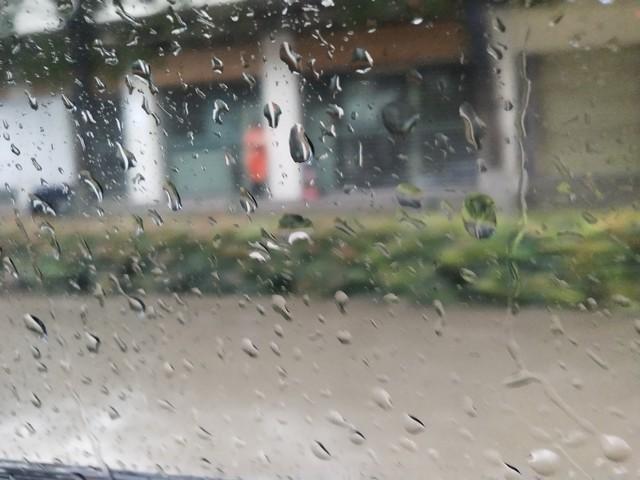 山东暴雨临沂变水城 有人被困后备箱，临沂暴雨被淹