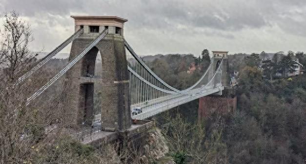 英国景点现可疑行李箱 藏2人遗骸，英国吊桥手提行李箱