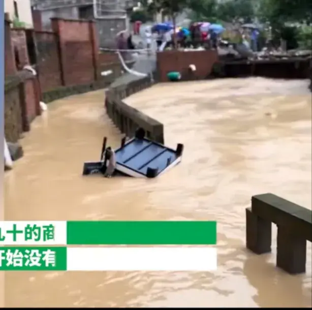 重庆一超市老板因暴雨损失百万