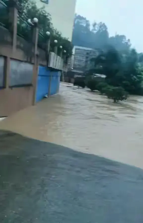 重庆一超市老板因暴雨损失百万，重庆老板跑路