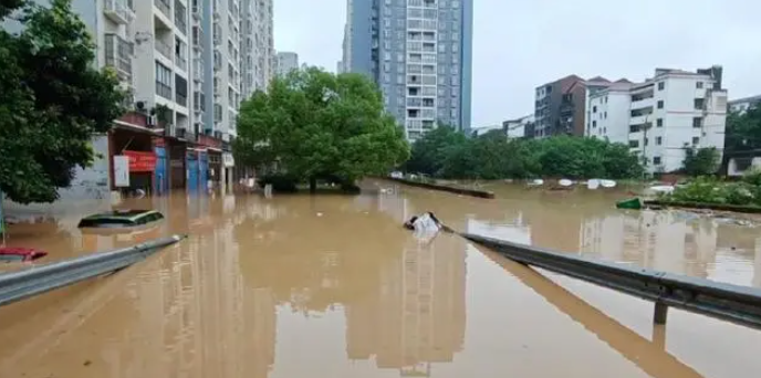 重庆长寿等地房屋被淹 有村民被困，重庆长寿暴雨