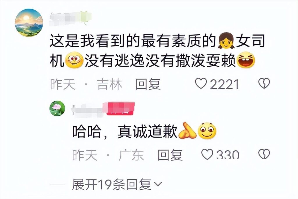 2岁萌娃骑车撞到人后鞠躬式认错，孩子骑车撞人