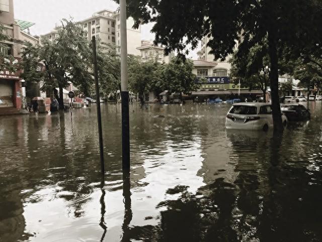 山东暴雨临沂变水城 有人被困后备箱，临沂暴雨被淹