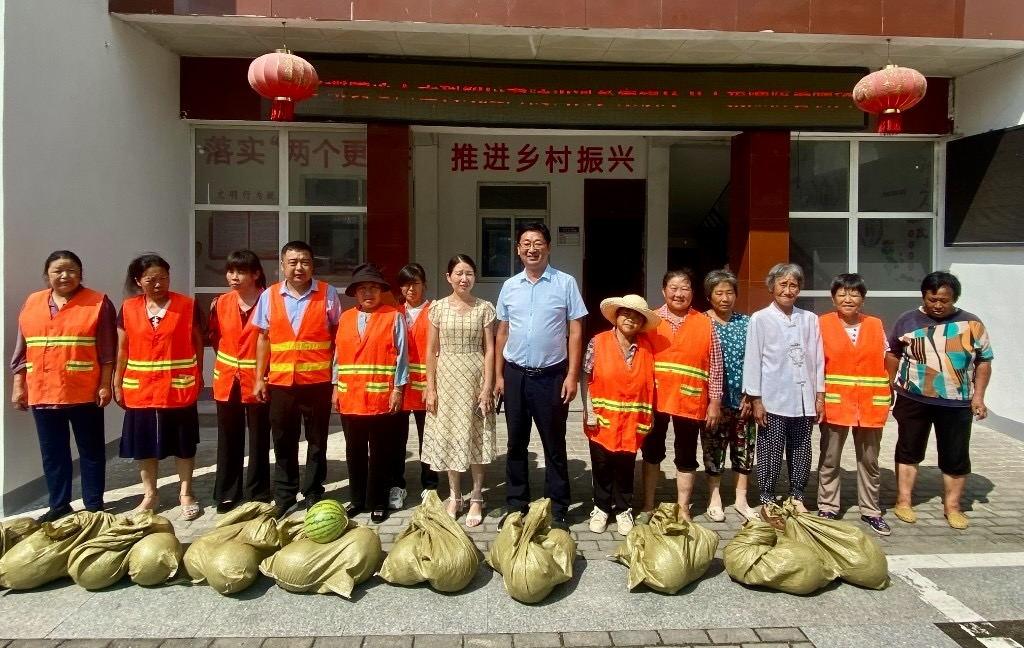 买滞销瓜赠环卫工