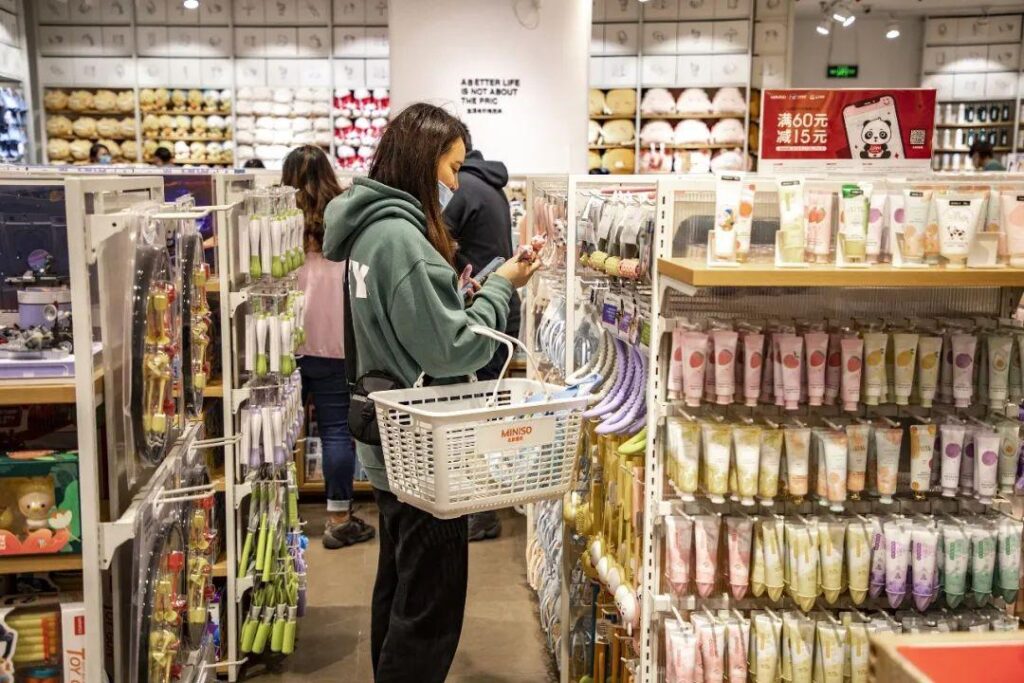 十元店再次成为年轻人的热门选择，老板庆幸自己没有选择餐饮行业