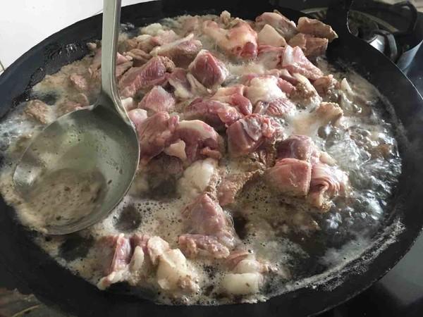 炖羊肉时想要汤鲜肉还嫩，这2种料别放!